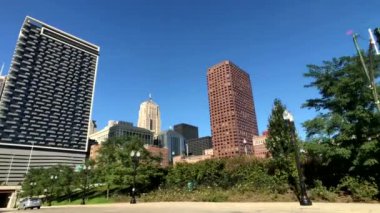 Şehir merkezi trafiği ve güneşli gündüz manzarası