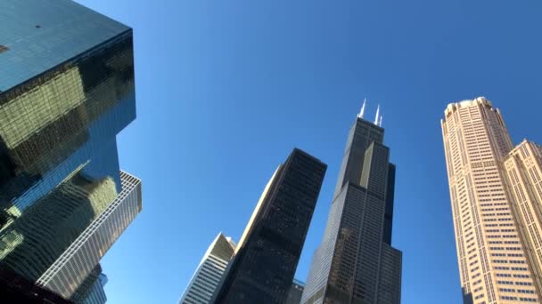 Pohled zdola mrakodrapů Chicaga — Stock video