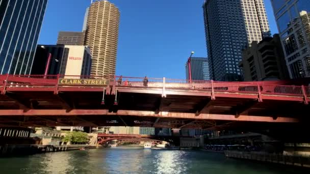 Trafic du centre-ville et sites touristiques à l'heure du jour ensoleillé — Video