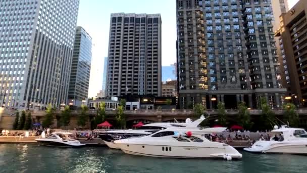 Trafic du centre-ville et sites touristiques à l'heure du jour ensoleillé — Video