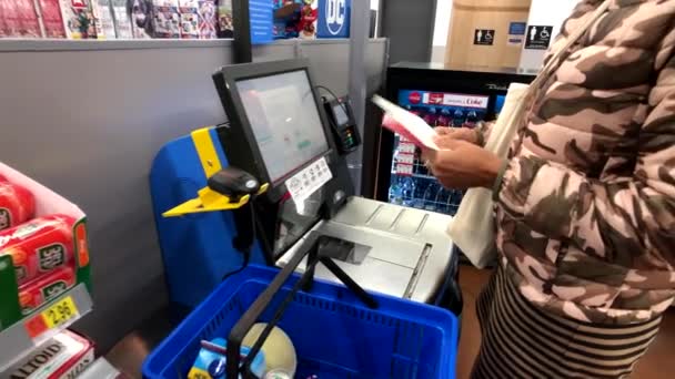 Compradora feminina usa terminal de autoatendimento no supermercado Walmart — Vídeo de Stock