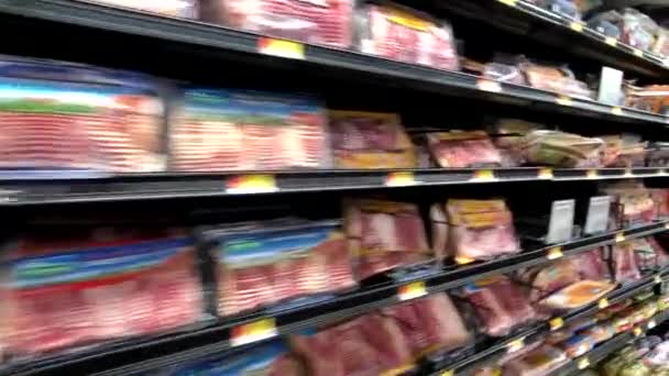 Producten in de schappen in de supermarkt Walmart — Stockvideo