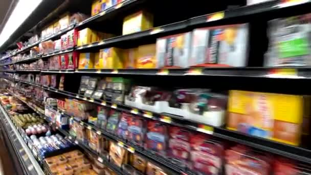 Produkter på hyllorna i Walmart snabbköpet — Stockvideo