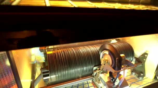 工作复古乙烯基自动点唱机在绿磨坊爵士咖啡馆 — 图库视频影像
