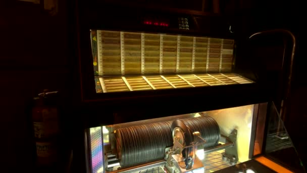 Pracovní retro vinyl jukebox v jazzové kavárně Zelený Mlýn — Stock video