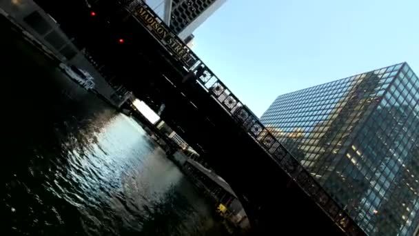 Verkehr und Sehenswürdigkeiten in der Innenstadt zur sonnigen Tageszeit — Stockvideo
