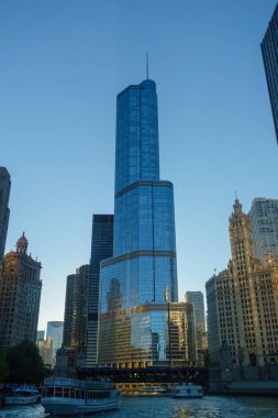 Şehir merkezi trafiği ve güneşli gündüz manzarası