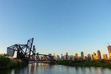 Şehir merkezi trafiği ve güneşli gündüz manzarası