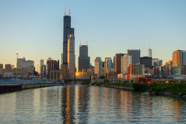 Şehir merkezi trafiği ve güneşli gündüz manzarası