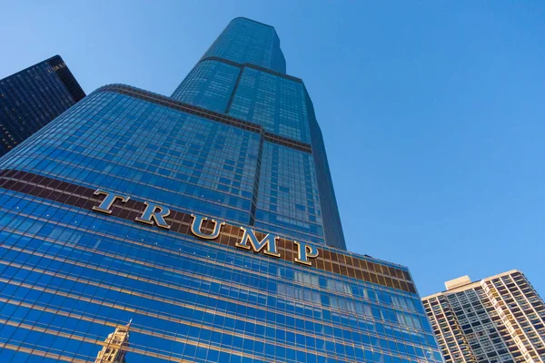 Şehir merkezi trafiği ve güneşli gündüz manzarası