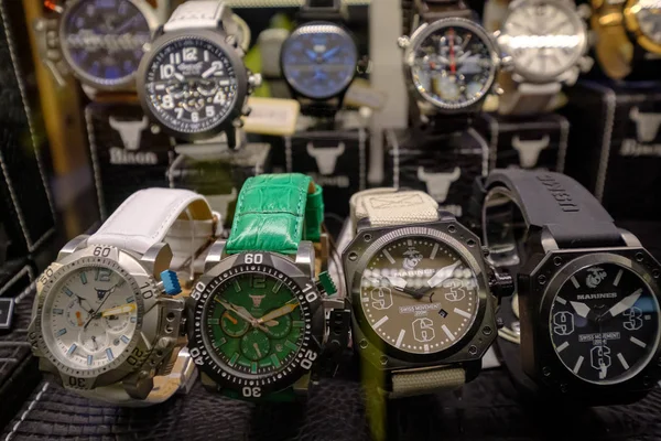 Ελβετικά ρολόγια προς πώληση στη βιτρίνα του καταστήματος — Φωτογραφία Αρχείου