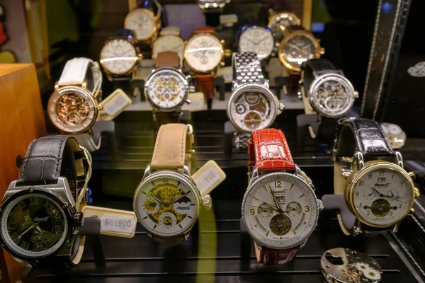 Satılık atölye penceresini İsviçre saatleri