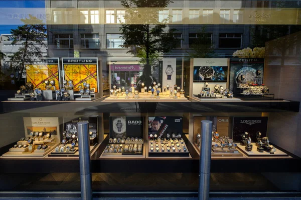 दुकान विंडो में बिक्री के लिए स्विस घड़ियाँ — स्टॉक फ़ोटो, इमेज