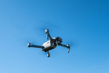 Katlama robot ile DJI indeks işlem Mavic mavi gökyüzünde uçan Pro