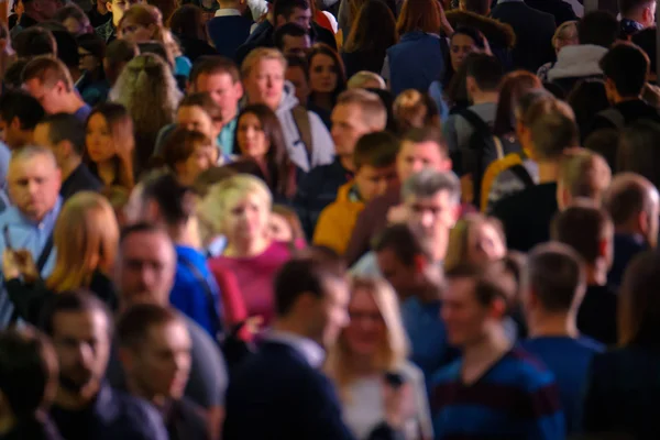 Foule de gens visitent événement d'affaires — Photo