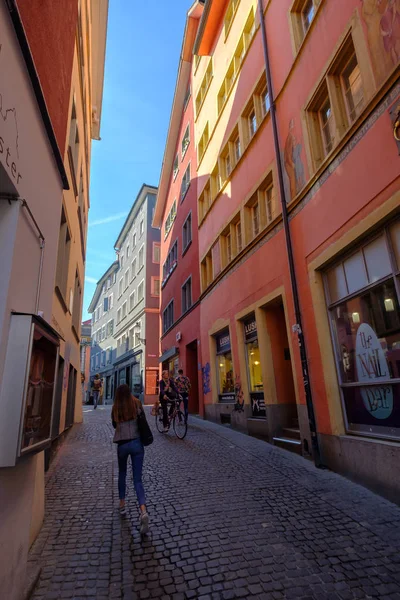 Enge Straßenlandschaft in der Altstadt zur sonnigen Tageszeit — Stockfoto