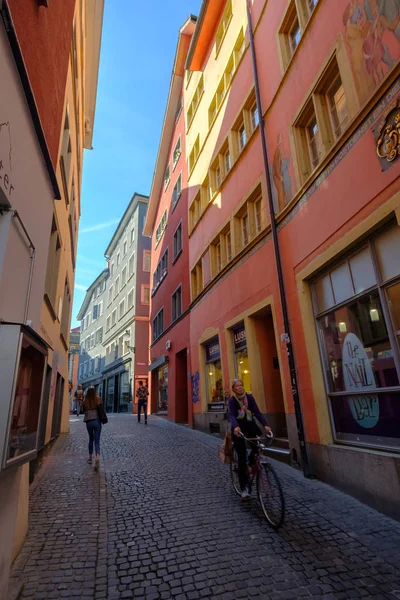 Enge Straßenlandschaft in der Altstadt zur sonnigen Tageszeit — Stockfoto