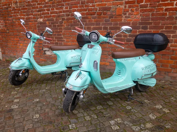 Scooter elettrici per la condivisione nella città vecchia — Foto Stock