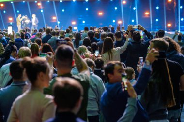 Öğretim görevlisi Konferansı'nda seyirci dinler