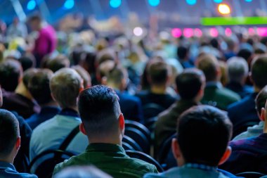 Öğretim görevlisi Konferansı'nda seyirci dinler