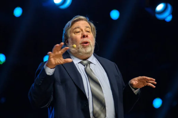 El cofundador de Apple, Stephen Wozniak, actúa en una conferencia de negocios — Foto de Stock