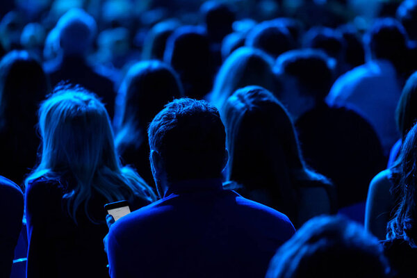 Аудитория слушает лектора на конференции
