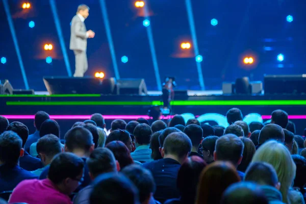 Audience listens to the lecturer at the conference — Stock Photo, Image