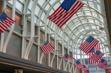 Ohare havaalanında Amerikan bayrakları süslendi