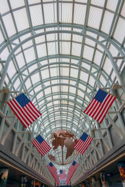 Ohare havaalanında Amerikan bayrakları süslendi