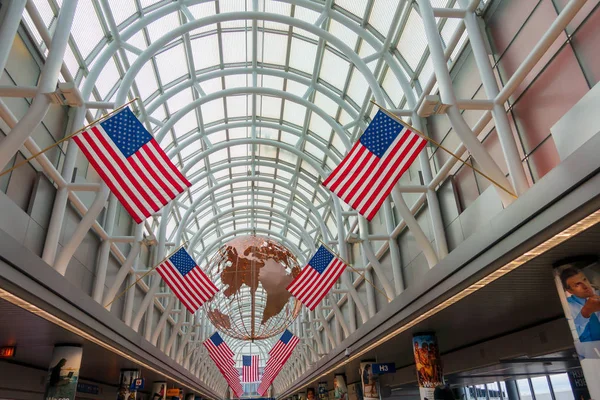 Amerykańskie flagi dekoracje na lotnisku Ohare — Zdjęcie stockowe