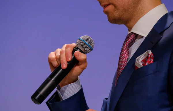 Man talar, hålla en mikrofon — Stockfoto