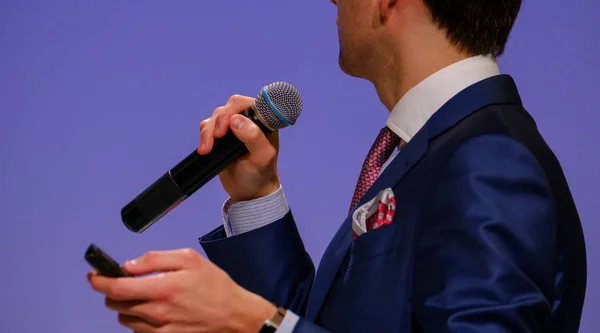 Man speaks, holding a microphone — Stock Photo, Image