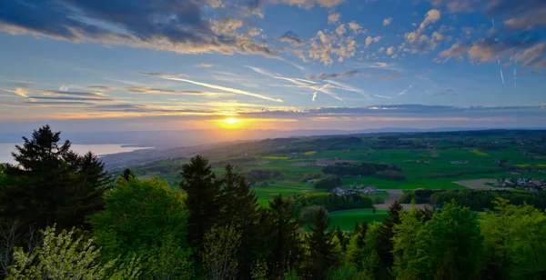 Yaz saati Geneva Gölü yakınındaki kırsal hava manzara — Stok fotoğraf