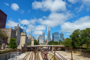 Şehir merkezi trafiği ve güneşli gündüz manzarası