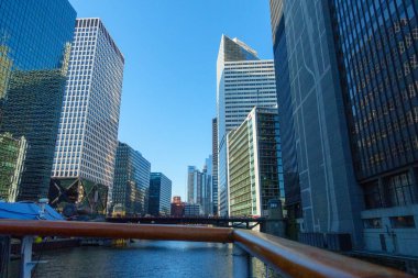 Şehir merkezi trafiği ve güneşli gündüz manzarası