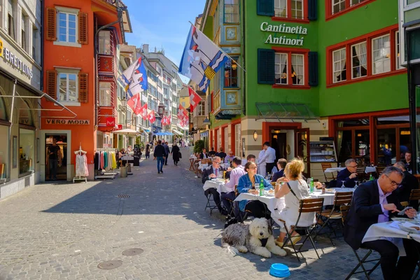 Τουρίστες επισκέπτονται την παλιά πόλη, πεζοδρομημένη οδός και το φαγητό στο εστιατόριο — Φωτογραφία Αρχείου