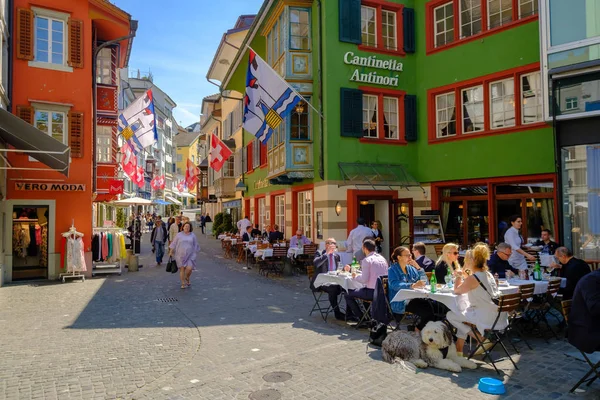 Turista látogasson el a régi város sétáló utcája, és enni az étteremben — Stock Fotó