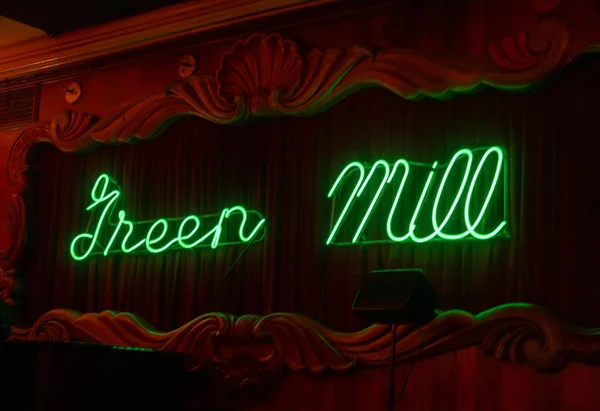 Неоновая вывеска "Green mill Jazz cafe" — стоковое фото