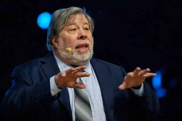 El cofundador de Apple, Stephen Wozniak, actúa en una conferencia de negocios — Foto de Stock