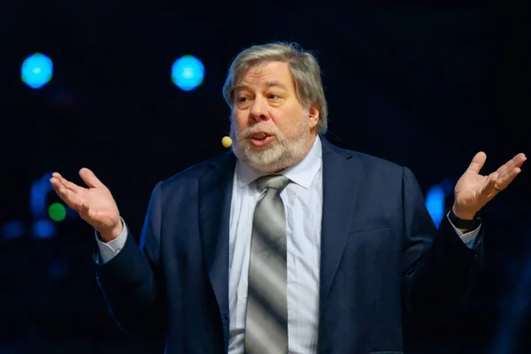 Apple corporation co-founder Stephen Wozniak performs at business conference — Stock Photo, Image