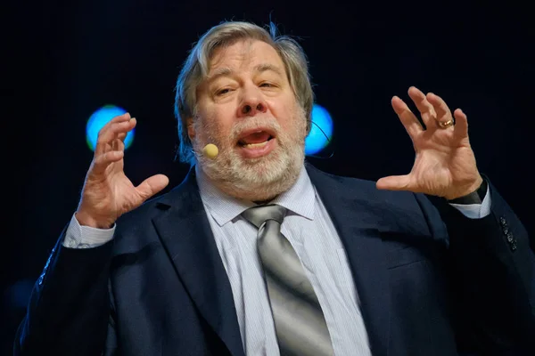 Apple corporation co-founder Stephen Wozniak performs at business conference — Stock Photo, Image