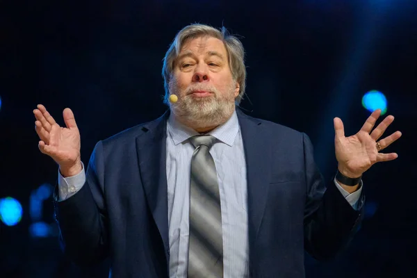 Apple corporation co-founder Stephen Wozniak performs at business conference — Stock Photo, Image