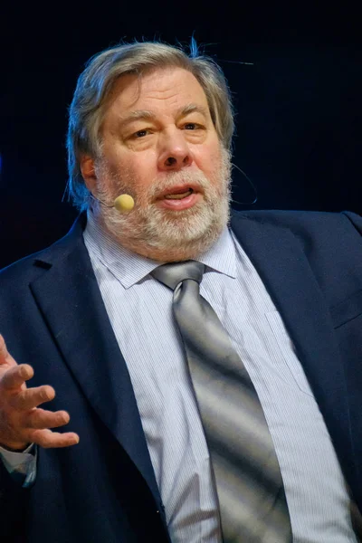 Apple corporation co-founder Stephen Wozniak performs at business conference — Stock Photo, Image