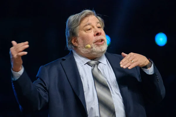 Apple corporation co-founder Stephen Wozniak performs at business conference — Stock Photo, Image