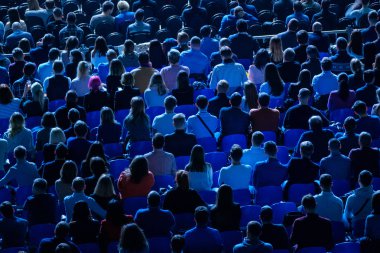Öğretim görevlisi Konferansı'nda seyirci dinler