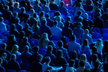 Öğretim görevlisi Konferansı'nda seyirci dinler