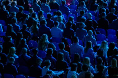 Öğretim görevlisi Konferansı'nda seyirci dinler