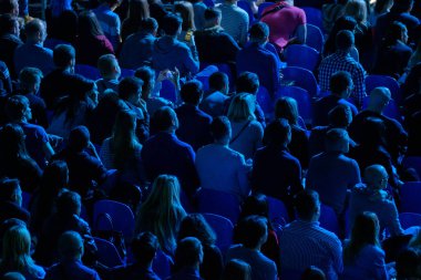 Öğretim görevlisi Konferansı'nda seyirci dinler