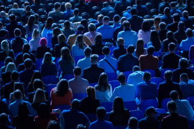 Öğretim görevlisi Konferansı'nda seyirci dinler