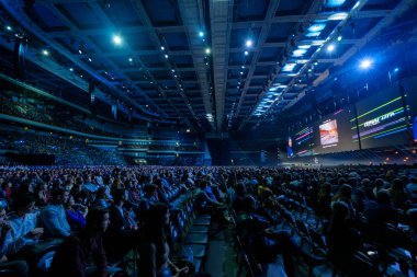 İnsanlar iş konferansına sinerji küresel Forum Kongre salonunda